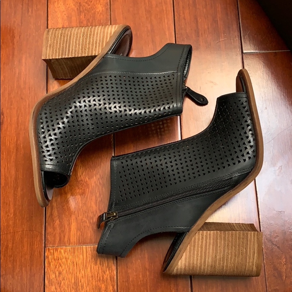 KELSEY DAGGER HEEL ANKLE BOOTIE